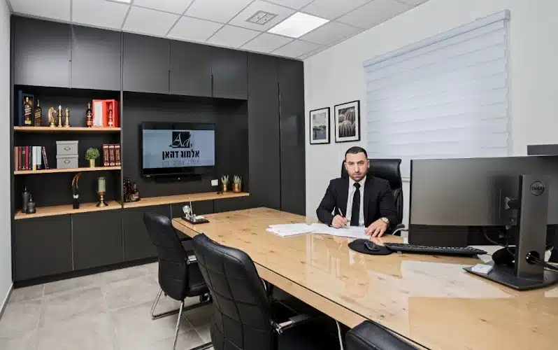 עו״ד אלמוג דהאן במשרדו בקריית ביאליק